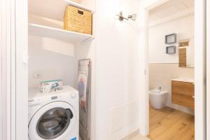 カリアリにあるVico II - Exclusive house with gardenの小さなランドリールーム(洗濯機、乾燥機付) +15枚の写真