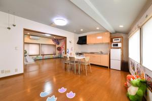 Η κουζίνα ή μικρή κουζίνα στο 恐竜好きファミリーにおすすめ じゅらどんの家