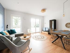 a living room with a couch and a table at Ferienwohnung am See "Elodie" in Bad Zwischenahn