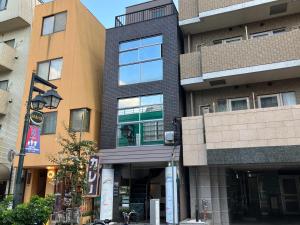東京にあるLUANAHOTEL IN KOUENJIの市道の高層ビル