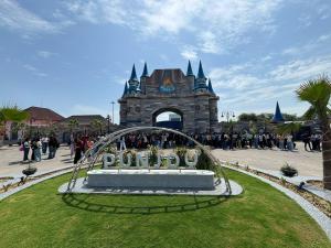 una señal frente a un castillo de Disney en The Punjoy Inn, en Bhucho