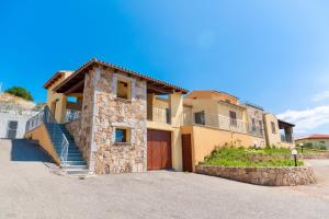 Το κτήριο όπου στεγάζεται  το ξενοδοχείο διαμερισμάτων +7 φωτογραφίες