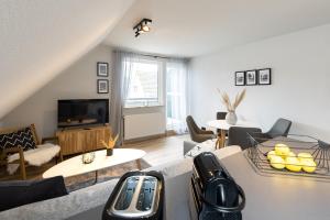 TV a/nebo společenská místnost v ubytování Appartement Tina Kieler Straße 16a APPARTO Grömitz + 15 fotografií