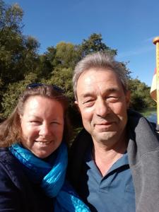 un homme et une femme posant pour une photo dans l'établissement Ferienwohnung "BurgKajüte", à Burg