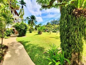 Aed väljaspool majutusasutust The Sands 3 Bedrooms Beachside Apartment in Naiharn