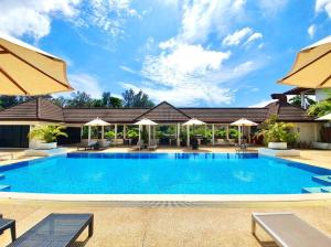 Bassein majutusasutuses The Sands 3 Bedrooms Beachside Apartment in Naiharn või selle lähedal