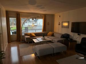 ein Wohnzimmer mit Sofa und Tisch in der Unterkunft Large apartment with great views in Senja