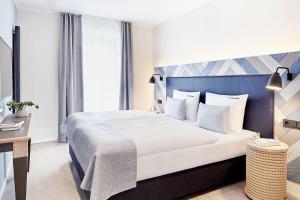 Giường trong phòng chung tại 3-Raum-Ferienwohnung mit Meerblick,