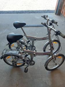 una bici parcheggiata in strada con un cavalletto di Villa Petra a Vodice