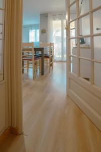 グレウー・レ・バンにあるStudio Coté Jardinのダイニングルーム(テーブル、椅子、ドア付)