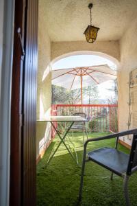 グレウー・レ・バンにあるStudio Coté Jardinのパティオ(テーブル、傘付)