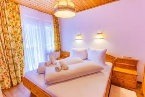 sypialnia z łóżkiem i dwoma ręcznikami na nim w obiekcie Bergidyll 6 by Alpenidyll Apartments w mieście Ramsau am Dachstein