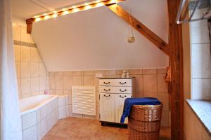 un baño con bañera y lavabo en Maisonette, en Potsdam