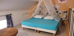 Postel nebo postele na pokoji v ubytování T2 duplex climatisé avec piscine - plage Anse à l'Ane
