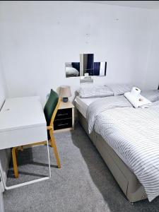 Ein Bett oder Betten in einem Zimmer der Unterkunft Ensuite Doubleroom with Private Toilet and Bathroom in central Dartford