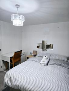 ein Schlafzimmer mit einem Bett, auf dem ein Stofftier liegt in der Unterkunft Ensuite Doubleroom with Private Toilet and Bathroom in central Dartford in Dartford
