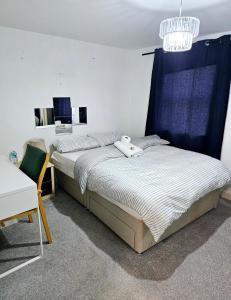 Postel nebo postele na pokoji v ubytování Ensuite Doubleroom with Private Toilet and Bathroom in central Dartford
