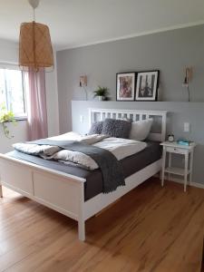 Postel nebo postele na pokoji v ubytování Ferienwohnung Tettenbusch in der Waldstadt Prüm Naturpark Eifel