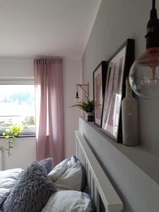 Postel nebo postele na pokoji v ubytování Ferienwohnung Tettenbusch in der Waldstadt Prüm Naturpark Eifel