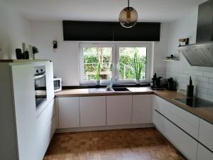 Kuchyň nebo kuchyňský kout v ubytování Ferienwohnung Tettenbusch in der Waldstadt Prüm Naturpark Eifel