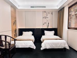 Llit o llits en una habitació de Yongjuxiang Mansion