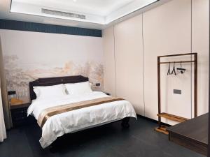 Llit o llits en una habitació de Yongjuxiang Mansion