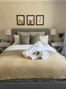 Giường trong phòng chung tại Frog Hill 8 bedroom luxe rural retreat near town