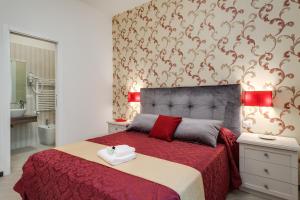 ローマにあるPrime Vatican Suitesのベッドルーム1室(ベッド1台付)、バスルーム(シンク付)