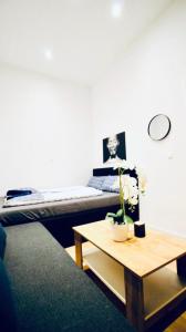 Habitación con cama y mesa de centro. en Super Central Cozy 5 BR Shared Apt 10Min Walk to Augarten, en Viena