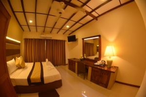 Beach Corridor Hotel & Spa with Free Airport shuttle客房内的一张或多张床位
