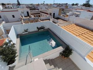 an overhead view of a swimming pool on a building at Apartamentos turísticos CASA de los BALCONES in Chipiona