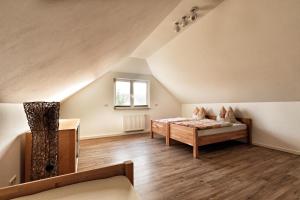 a bedroom with a bed and a window at FeWo Droyßig Villa Edelgard in Droyßig