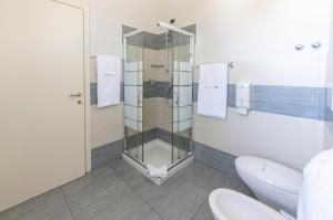 a bathroom with a shower and a toilet at La Vecchia Tramvia in Castiglione delle Stiviere