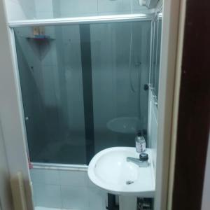 une salle de bain avec un lavabo et une douche en verre dans l'établissement Canto doce in Santa Tereza Rio de Janeiro, à Rio de Janeiro 69 autres photos