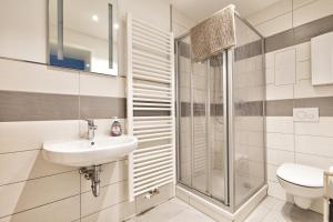 a bathroom with a sink and a shower at FeWo Droyßig Villa Edelgard in Droyßig +77 photos