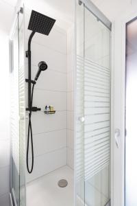 una doccia con soffione in un bagno di Tourbillon a Sion Altre 17 foto