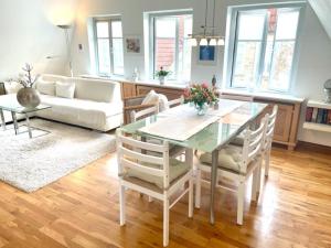a living room with a glass table and chairs at Fischerhuus in Eckernförde