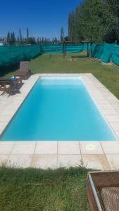 圣拉斐尔Lo de juan的院子里有一个很大的蓝色游泳池