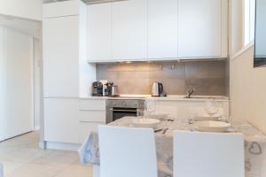 A kitchen or kitchenette at La Roseta