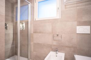 A bathroom at La Roseta