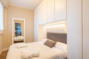A bed or beds in a room at La Roseta