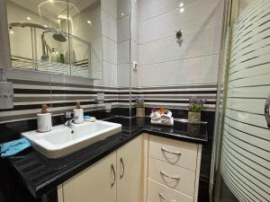 un baño con lavabo y espejo en Amy Apartments, en Kassiopi 19 fotos más