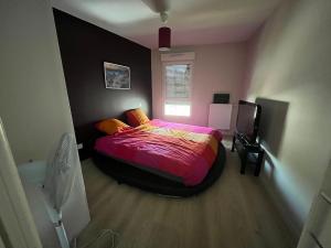 a bedroom with a large bed in a room at T2 Design dans résidence neuve in Billère