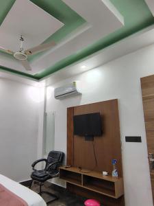 Premium Hotel Aarav Grand - Mathura Central - 5 Min distance from Railway Station的电视和/或娱乐中心