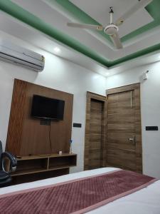 Premium Hotel Aarav Grand - Mathura Central - 5 Min distance from Railway Station的电视和/或娱乐中心