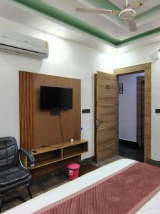 Premium Hotel Aarav Grand - Mathura Central - 5 Min distance from Railway Station的电视和/或娱乐中心