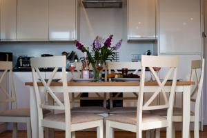 Praa SandsThe Cove的厨房配有带花瓶的桌子 更多12张照片