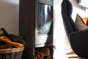 Praa SandsThe Cove的微波炉烤箱,坐在一篮子食物旁边