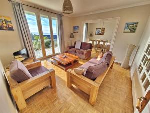 un soggiorno con due divani e un tavolo di 730-Maison de vacances vue mer panoramique a 300m a Plouhinec Altre 42 foto