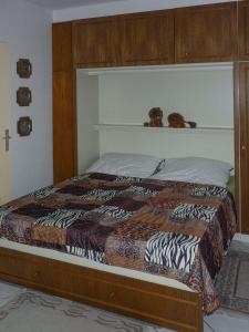 1 dormitorio con 1 cama con manta de cebra en FeWo Strandhotel Whg 50 Michalak, en Dahme